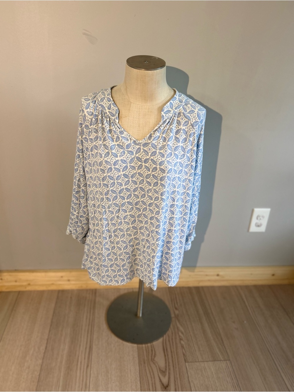 Cactus Light Blue & White Patterned V-Neck Long Sleeve Top